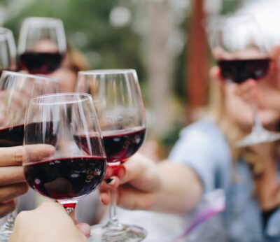 ¿Sabes qué hacer si te manchas de vino estas Navidades?