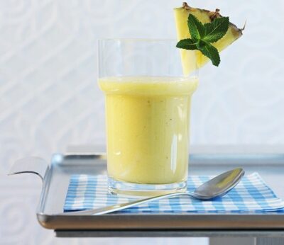 ¿Qué beneficios nos aporta el zumo de piña?