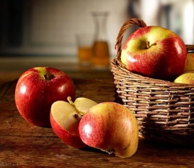 Día Mundial de comer una manzana roja