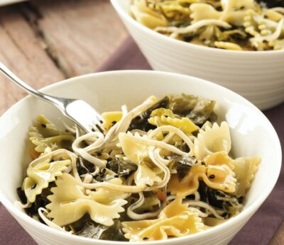 Ensalada templada de pasta con gulas y piparras