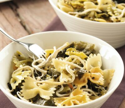 Ensalada templada de pasta con gulas y piparras