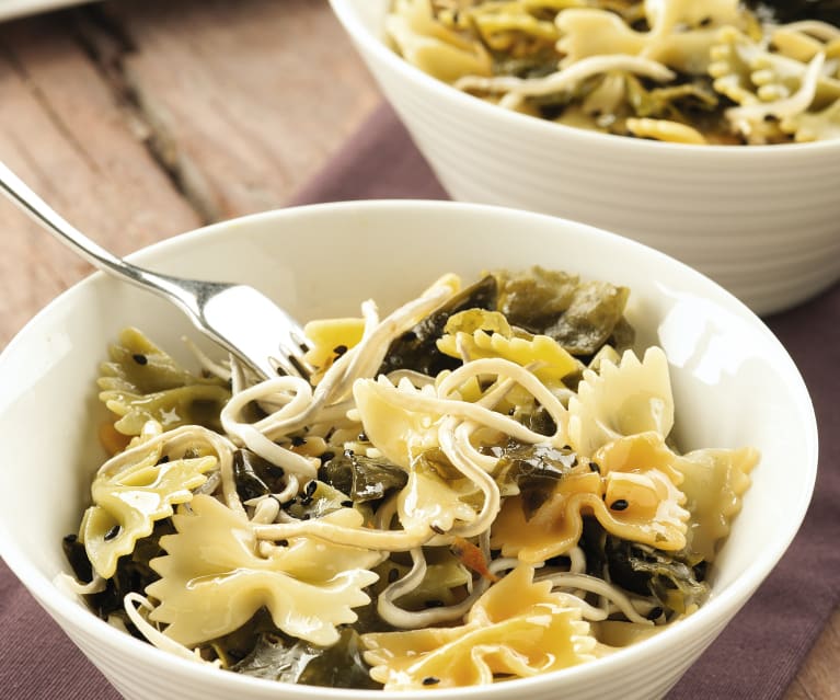 Ensalada templada de pasta con gulas y piparras