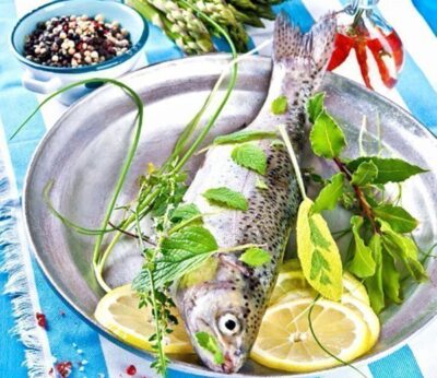 Trucha con hierbas de huerto y ensalada
