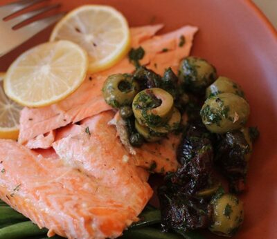 Salmón con judías verdes y aceitunas