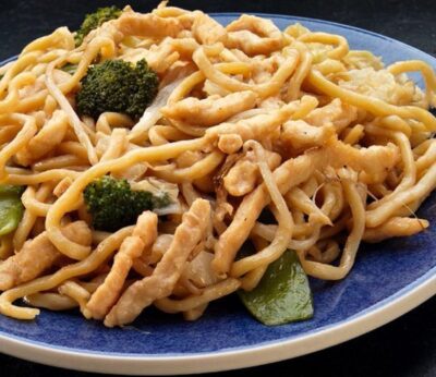 Noodles con pollo y brócoli