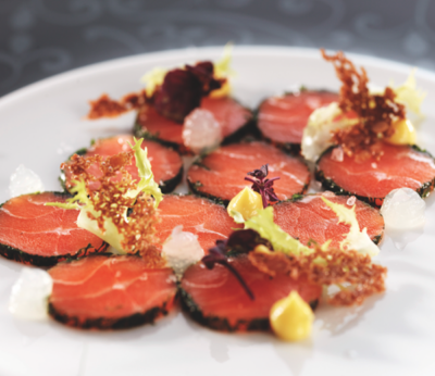 Trucha, yemas de huevo, mantequilla y pan de centeno