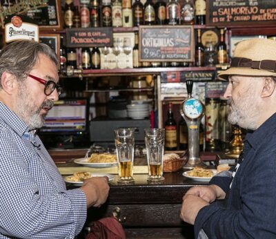 De ruta con Sacha Hormaechea y Juanjo López por los bares más castizos de Madrid