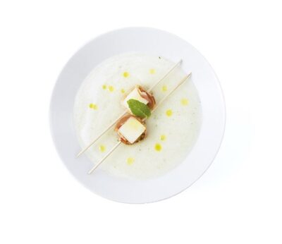 Sopa de melón con topping de bacon