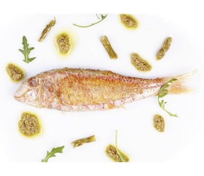 Salmonetes con emulsión de paté de aceitunas verdes y espárragos confitados
