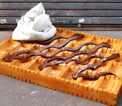 La fina línea que separa un colchón abandonado de una comida