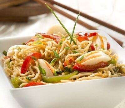Wok de fideos chinos con verduras y colas del océano Krissia