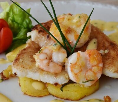 Timbal de patatas, merluza y gambas