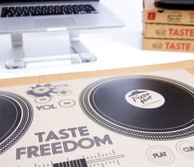 Pizza Hut crea su primera mesa de mezclas a base de cajas de pizza