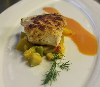 Taco de merluza con verduritas pochadas en salsa de zanahoria