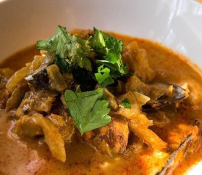 Sopa de pescado con pan y verduras de temporada