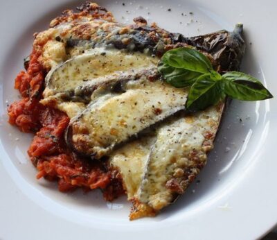 Berenjena rellena de champiñones