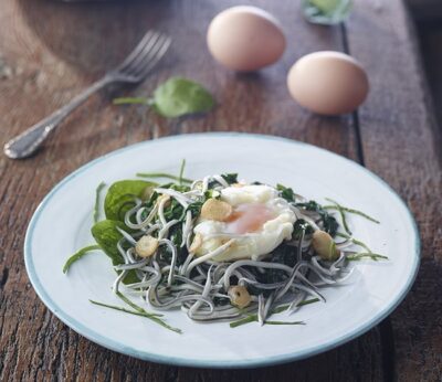 Timbal de salteados de espinacas, gulas® y huevo poche