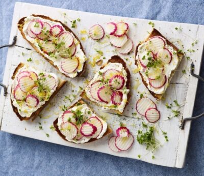 Tostada con queso crema y carpaccio de rábano y pepino