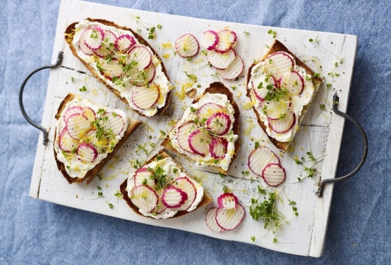 Tostada con queso crema y carpaccio de rábano y pepino