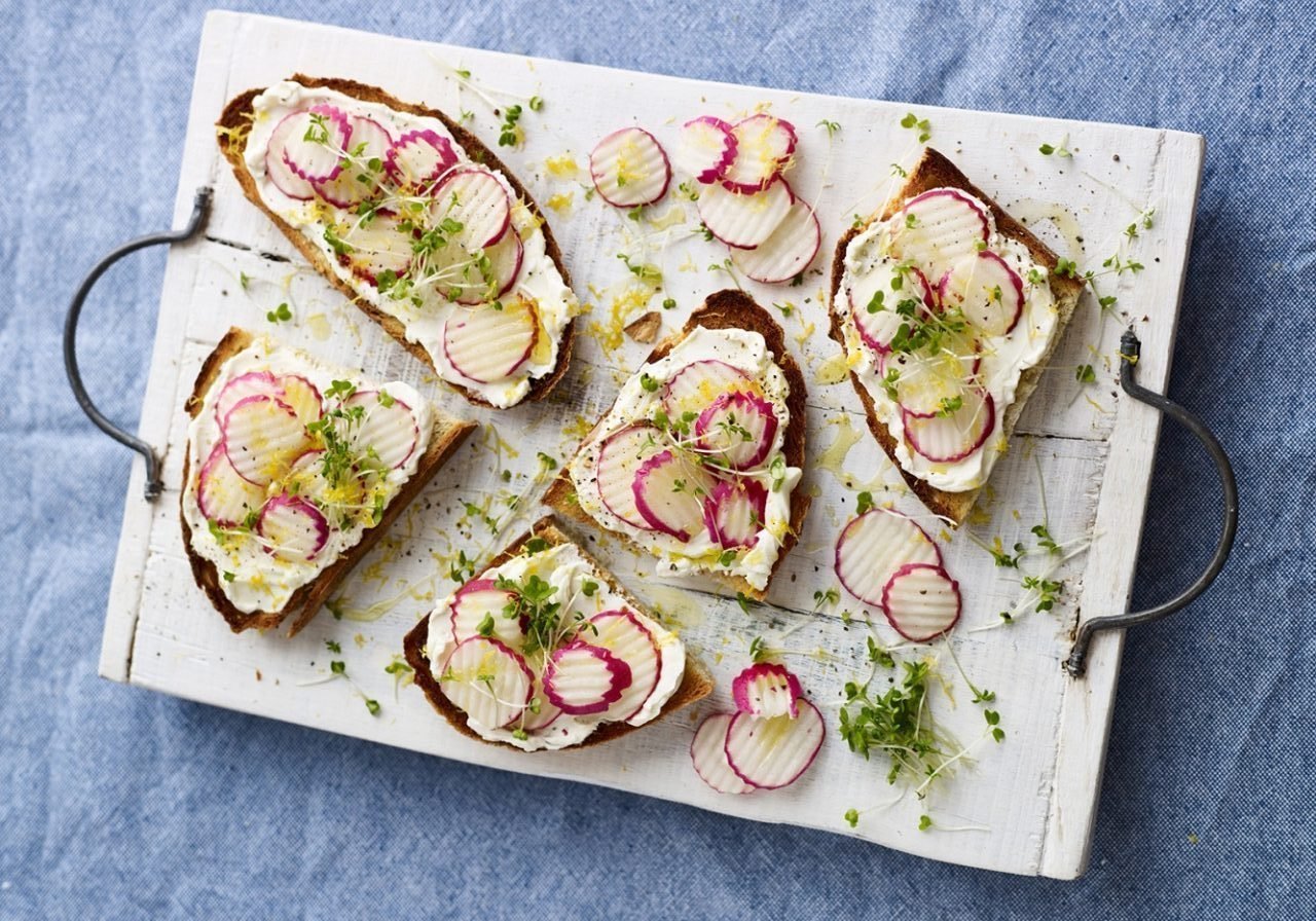 Tostada con queso crema y carpaccio de rábano y pepino