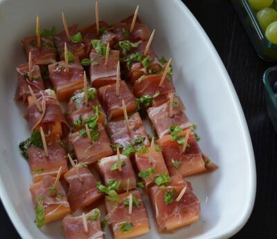 Receta: Canapés de queso cheddar, jamón ibérico y salsa de uvas