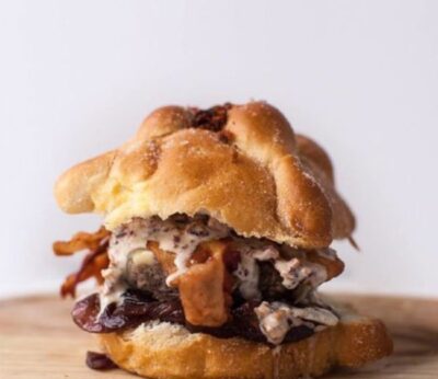 Hamburguesa de pan de muerto, un nuevo plato en la mesa