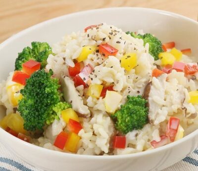 Ensalada fría de arroz con verduras y salsa de queso
