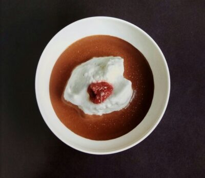 Sopa de chocolate con isla flotante