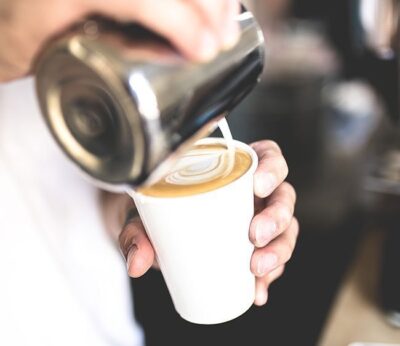 Cómo el tamaño de una taza puede cambiar tu gusto por el café
