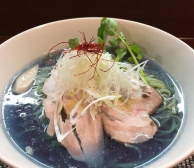 Póngame un ramen, por favor. Pero que sea azul