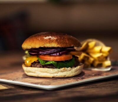 Los prestigiosos chefs John Husby y Byron Hogan nos dan las claves para preparar una auténtica hamburguesa neoyorquina de la mano de Seagram’s