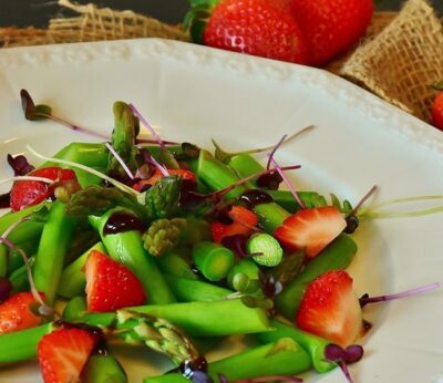 Ensalada templada de edamame, espárragos verdes y fresas