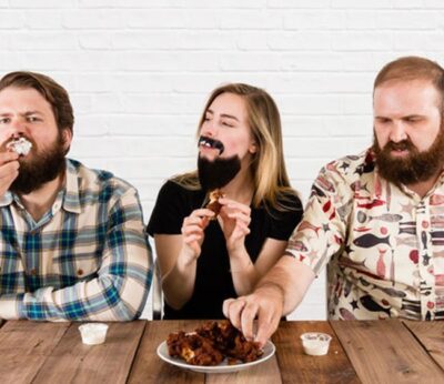Los 12 peores alimentos para comer con barba (según una mujer)