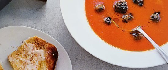 crema de tomate con albóndigas