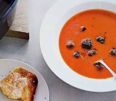 crema de tomate con albóndigas