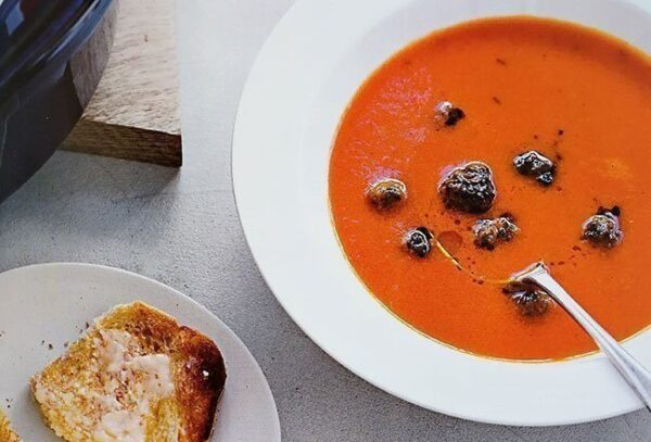 crema de tomate con albóndigas