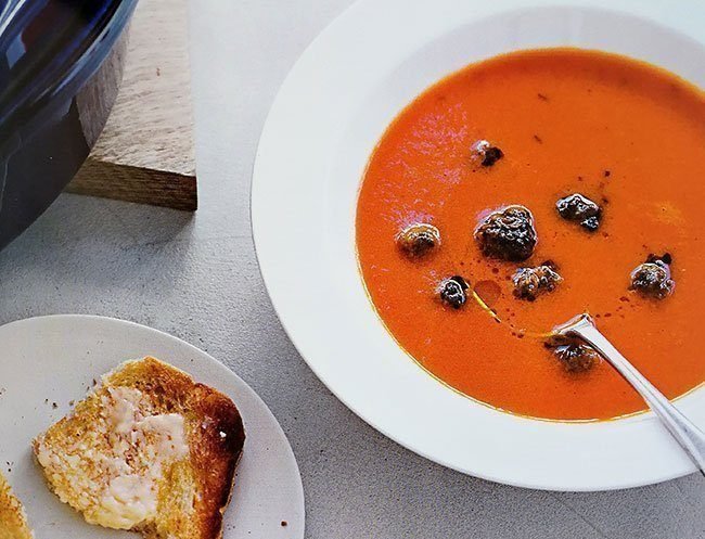 crema de tomate con albóndigas