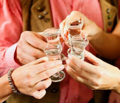 Di sí a un chupito de tequila más, es bueno para los huesos