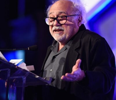 La mejor manera de pelar y comer un huevo duro según Danny DeVito