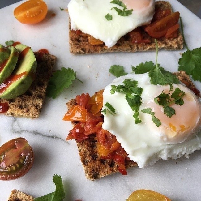 Tostas de aguacate y huevo poché