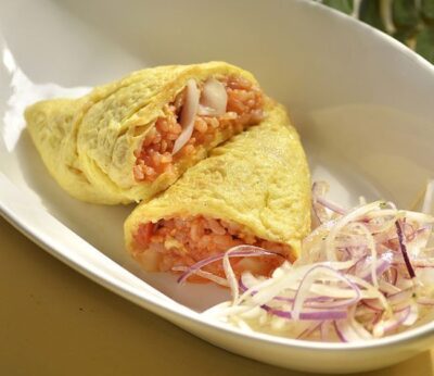 Tortilla a la francesa rellena de arroz con tomate