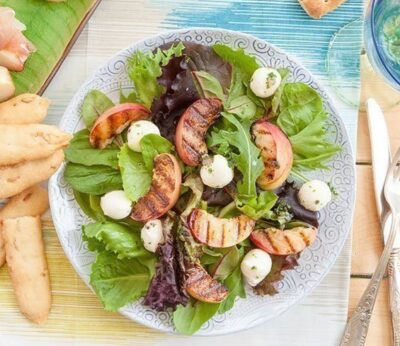 Ensalada de brotes verdes con manzana frita y mozzarella