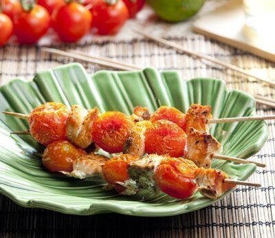 Brochetas de salmón y tomates cherry