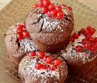 Muffins de chocolate con grosella