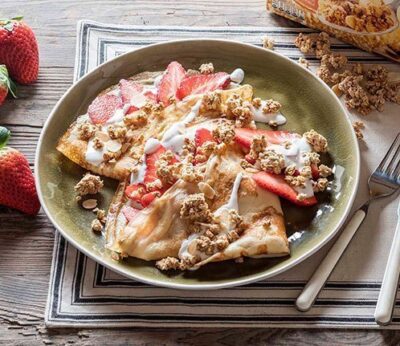 Crêpes rellenas de fresas y granolas con avena