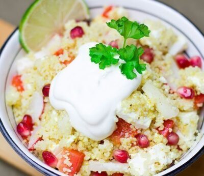 Ensalada templada de cous-cous, granada y yogur