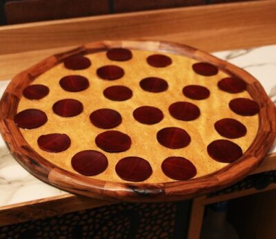 Esta pizza está hecha completamente de madera
