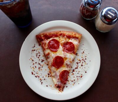 Cortar la pizza con tijera es una tendencia que viene de lejos