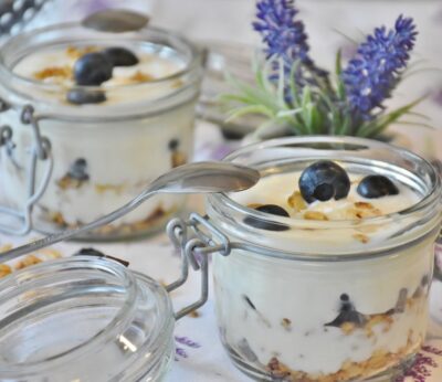 Vasitos de mascarpone con galleta y mermelada de arándanos