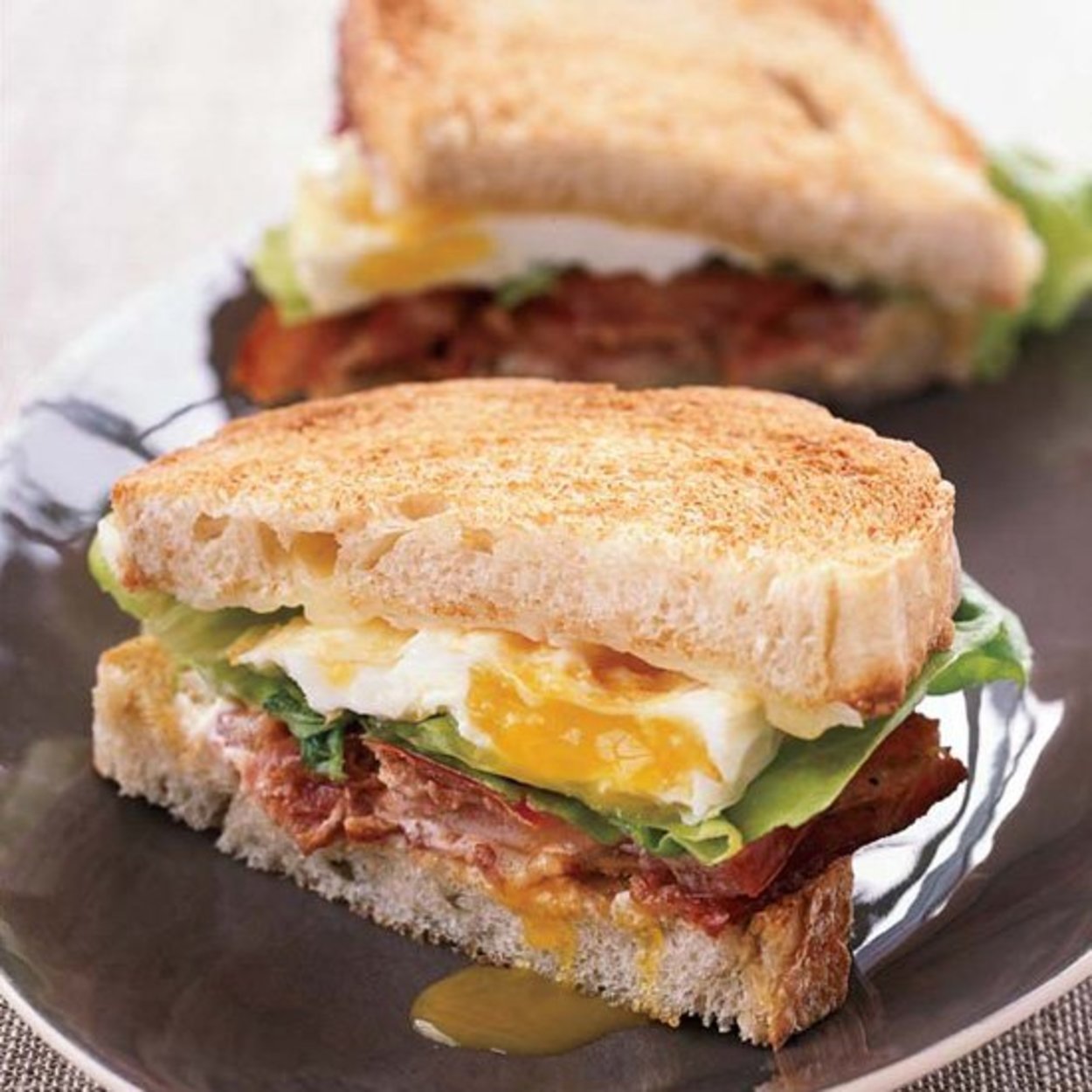 Сэндвичи на завтрак рецепты. БЛТ сэндвич. Американский сэндвич. Сэндвич с яйцом. Сэндвич с беконом и яйцом.